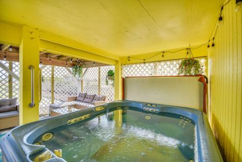 Bright Kitty Hawk Home with Hot Tub, Walk to Beach! in Kitty Hawk (NC)