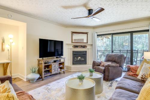 Newly-Renovated Condo with Mtn Views - Walk to Dtwn! in Gatlinburg, USA