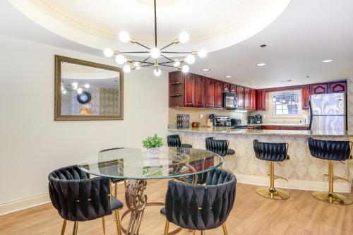 Newly-Renovated Condo with Mtn Views - Walk to Dtwn! in Gatlinburg, USA