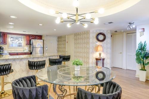 Newly-Renovated Condo with Mtn Views - Walk to Dtwn! in Gatlinburg, USA