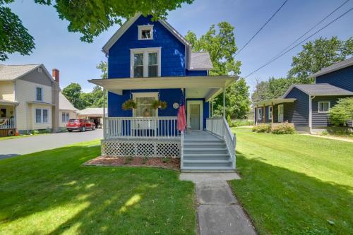 . BBQ, Fire Pit & Yard: Family Home in Adrian