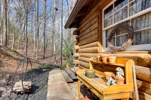 Romantic Ellijay Cabin with Grill and Fire Pit!