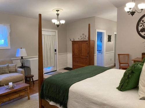 Serene Suite by Taconic Ridge, Catamount, Tanglewood, Berkshires in Hillsdale, USA