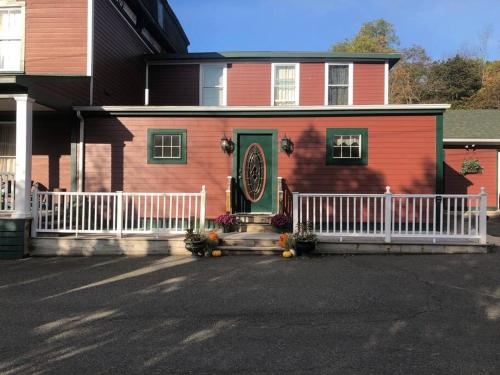 Serene Suite by Taconic Ridge, Catamount, Tanglewood, Berkshires in Hillsdale, USA
