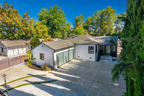 Poolside Modern Escape Villa in Tarzana