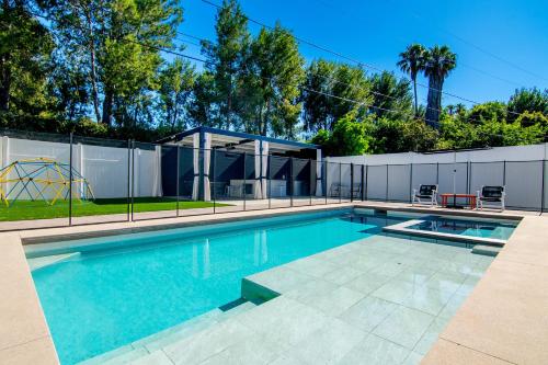 Poolside Modern Escape Villa in Tarzana