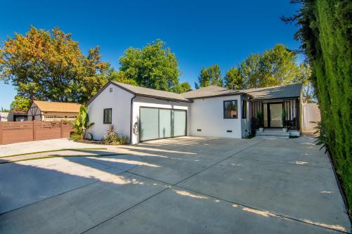 Poolside Modern Escape Villa in Tarzana