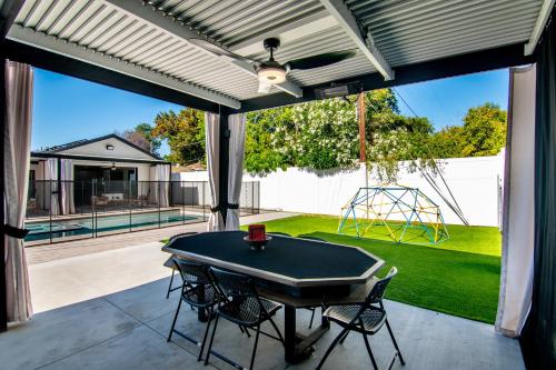 Poolside Modern Escape Villa in Tarzana