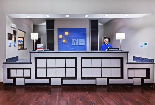 Holiday Inn Express & Suites Cleveland by IHG in Cleveland, USA