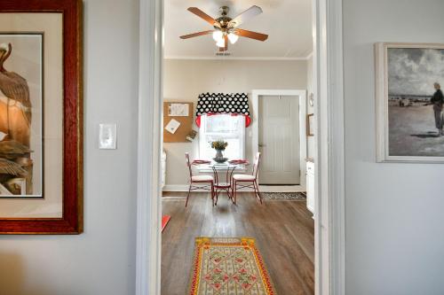 Cozy Cottage: Minutes from Main St, Private Yard in Greenville, USA