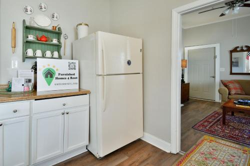 Cozy Cottage: Minutes from Main St, Private Yard in Greenville, USA