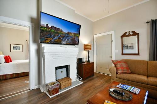 Cozy Cottage: Minutes from Main St, Private Yard in Greenville, USA