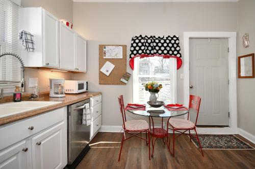 Cozy Cottage: Minutes from Main St, Private Yard in Greenville, USA