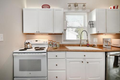 Cozy Cottage: Minutes from Main St, Private Yard in Greenville, USA