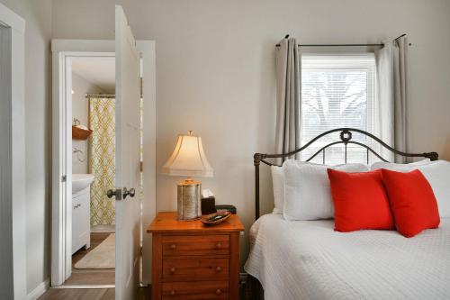 Cozy Cottage: Minutes from Main St, Private Yard in Greenville, USA