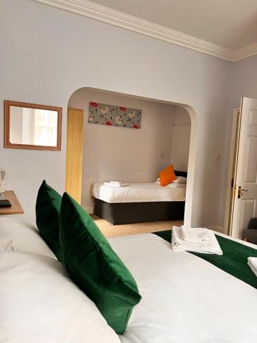 The Grove FREE ON SITE PARKING Room Type - Family Room (2 Adults + 2 Children) The Grove FREE ON SITE PARKING Room Type - Family Room (2 Adults + 2 Children)