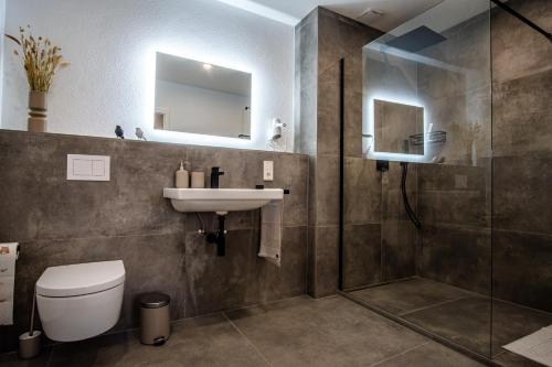 Shower, Neue Fewo mit Weinbergsblick - Urlaub im Wein- und Ferienort Bekond in Bekond