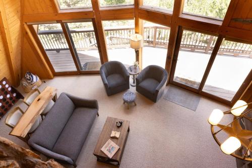 Lazy Bear Lodge in Florissant with Mountain Views! in Florissant, USA
