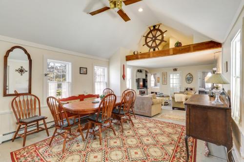 Pocasset Home with Fire Pit and Porch Walk to Beach! in Pocasset, Vereinigte Staaten von Amerika