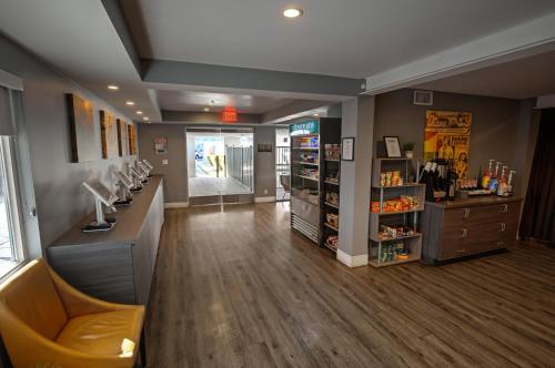 ردهة, Oasis at Gold Spike in شارع فريمونت