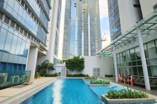 BGC Spacious 1BR Uptown Parksuites with Balcony City View 300 mbps wifi, Metro Manila