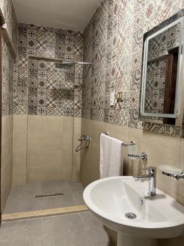 room detail thumbnail 2