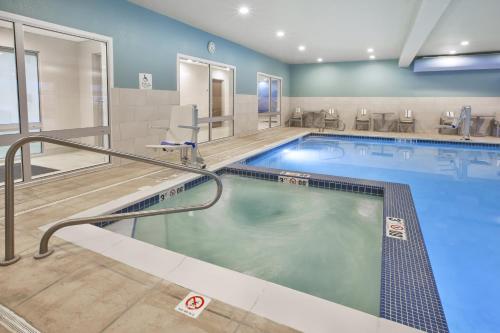 Holiday Inn Express & Suites Parkersburg East By IHG - 수영장