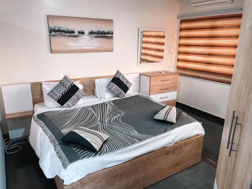 Sky Suites East Legon in มาดินา