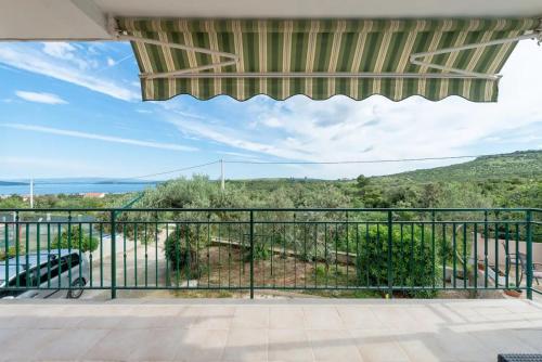 Apartment with Terrace and Sea View image 7