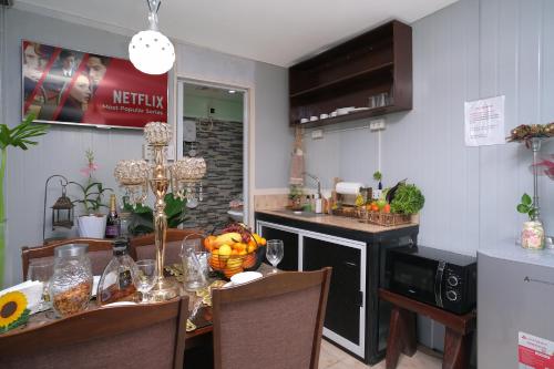 Kitchen, Golden V Grandeuria Unit E in Malolos