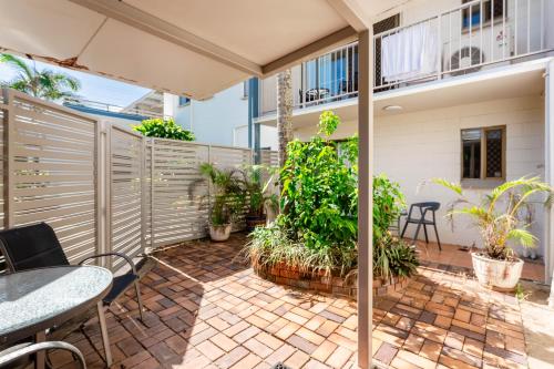 Driftwood on the Beach in 耶蓬