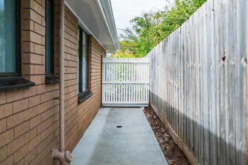 "Julies"-Big fenced yard, nearby beach, Pet friendly