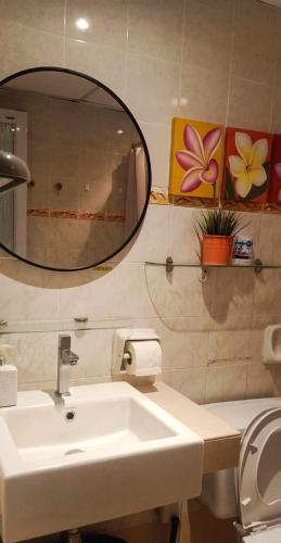 Budget Private Small room at Suria Kipark Damansara Apartment - Homestay with foldable mattress for 2 pax, Kitchen and Laundry, Kuala Lumpur (fotografie 6)
