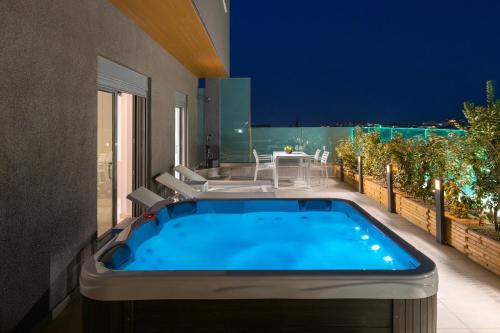 Rhodes Skyline Suite with out Door Jacuzzi Sea View A2 - Location saisonnière - Ixia