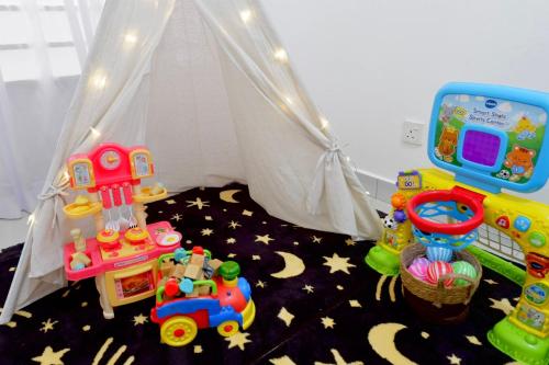Club dei bambini, The Borneo Suite, 5 mins to Airport, 6-10 Guests , 2 FREE CAR PARKS in Lintas Jaya