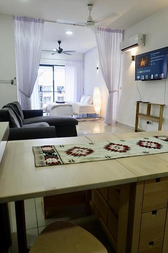 The Borneo Suite, 5 mins to Airport, 6-10 Guests , 2 FREE CAR PARKS in Lintas Jaya