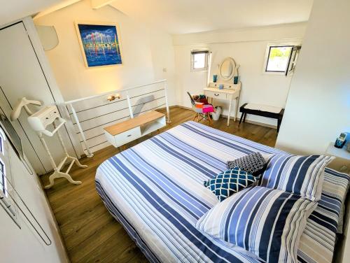 Cannes Croisette Suquet Duplex 4 P - Tap to explore photos