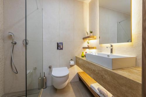 Double Room with Pool View image 5
