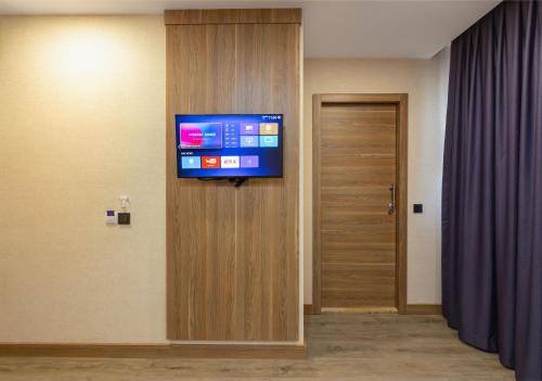 Double Room with Pool View image 4