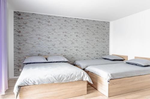1 double bed, 2 twin beds