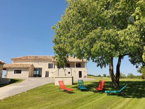 Maison en pierre situé au milieu des champs de blé