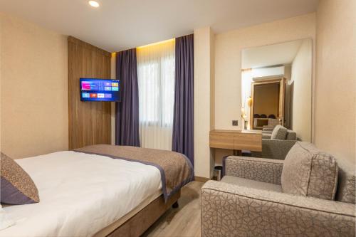 Deluxe Family Room image 3