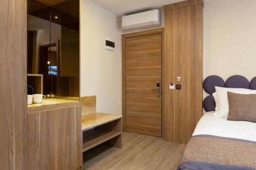Deluxe Family Room image 5