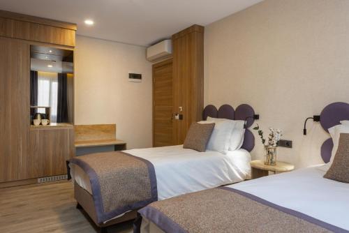 Deluxe Family Room image 7