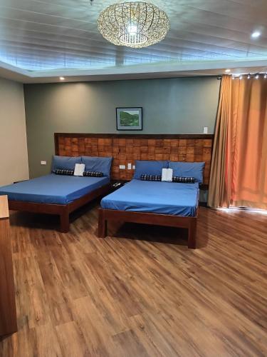 2 double beds