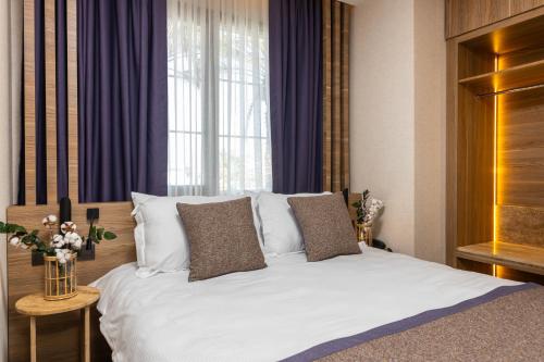 Double Room with Balcony image 3