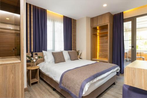 Double Room with Balcony image 4
