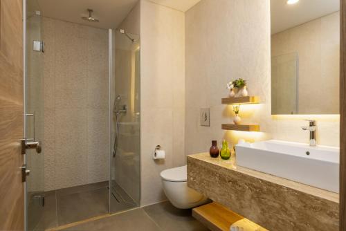Double Room with Balcony image 5