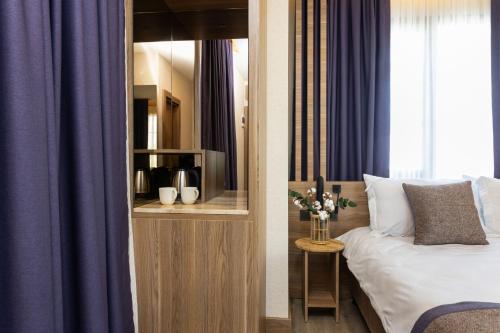 Double Room with Balcony image 7