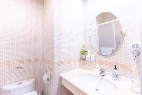 Standard Double Room image 3